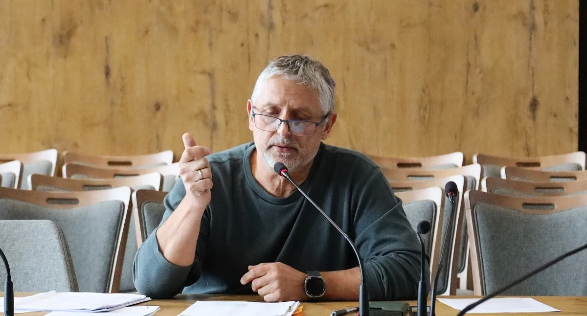 Na zdjęciu: Naczelnik Jacek Paul na posiedzeniu komisji rewizyjnej