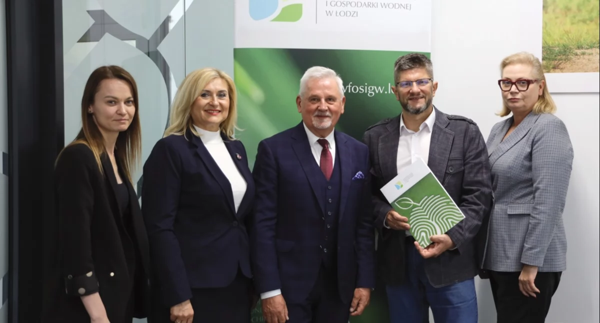 Na zdjęciu: Podpisanie umowy z miastem Pabianice, od lewej: Naczelnik Wydziału Inwestycji Miejskich w Pabianicach - Malwina Sawosz, Skarbnik Miasta - Katarzyna Muszyńska, Zastępca Prezesa Zarządu Funduszu - Jerzy Kaczmarek, Prezydent Pabianic - Grzegorz Mackiewicz i I Zastępca Dyrektora Biura - Marzenia Ciechulska.