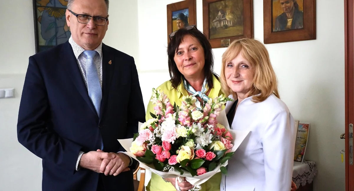 Na zdjęciu: Prezydent Jarosław Ferenc i wiceprezydent Małgorzata Kańska-Kipigroch życzenia  dla radomszczańskich muzealników  przekazali na ręce dyrektor MR Małgorzaty Borek w poniedziałek 18 maja