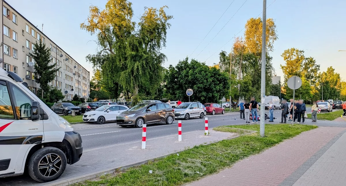 Na zdjęciu: Kierowca samochodu wyjeżdżał z drogi osiedlowej