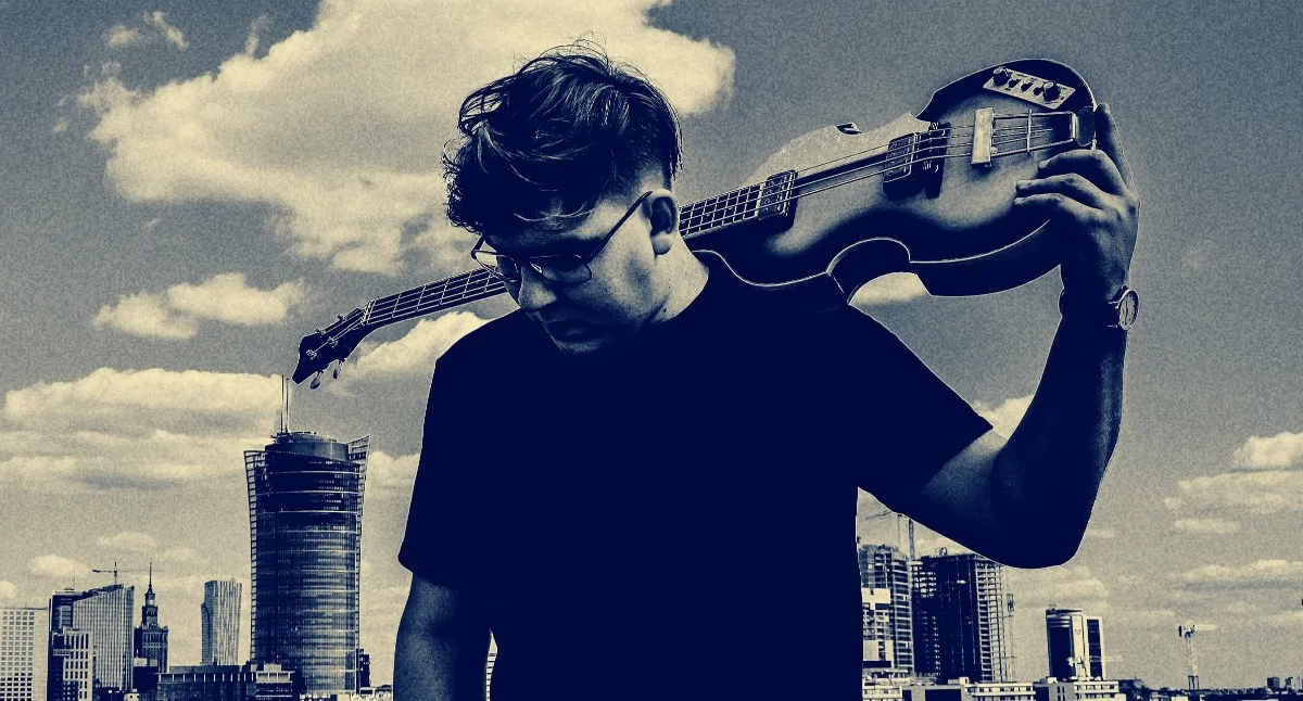 Na zdjęciu: Gitara basowa to wielka  muzyczna miłość Piotra