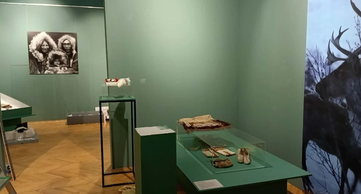 Na zdjęciu:  Pracownicy muzeum montują nową ekspozycję, fot. Facebook/Muzeum regionalne w Radomsku