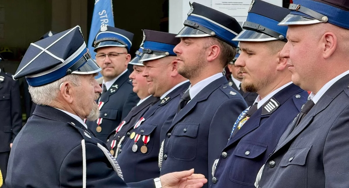 Na zdjęciu: Strażacy otrzymali wyróżnienia, fot. Facebook/Powiat Radomszczański