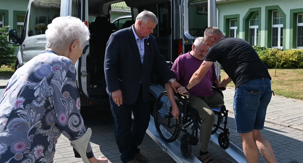 Na zdjęciu: Nowy bus już wozi podopiecznych, fot. Powiat Radomszczański