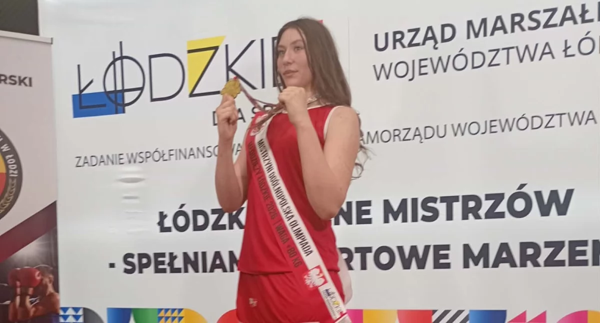 Na zdjęciu: Amelia była najlepsza w kategorii 80 kg, fot. Facebook/Robert Sztangreciak
