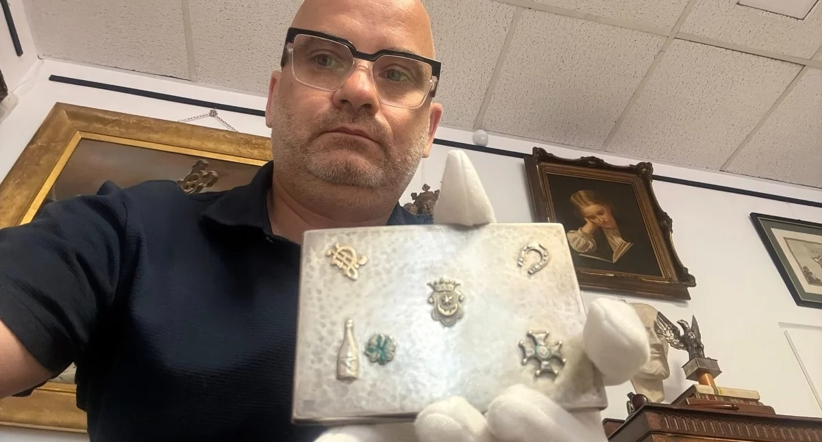 Na zdjęciu: Krzysztof Pawelec jest szczęśliwy, że papierośnica trafiła jednak do muzeum, fot. Facebook/Krzysiek Pawelec 