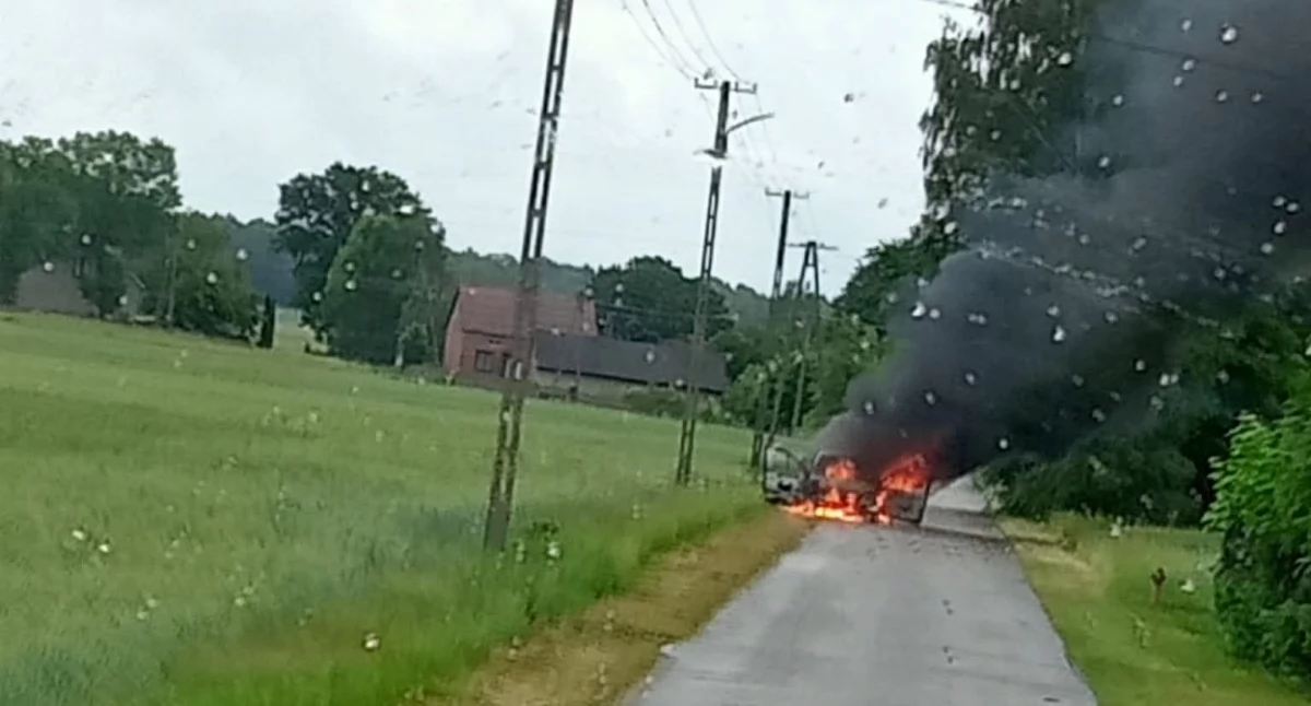 Na zdjęciu: Strażacy z Wielgomłyn gasili samochód osobowy, fot. Facebook/OSP Wielgomłyny