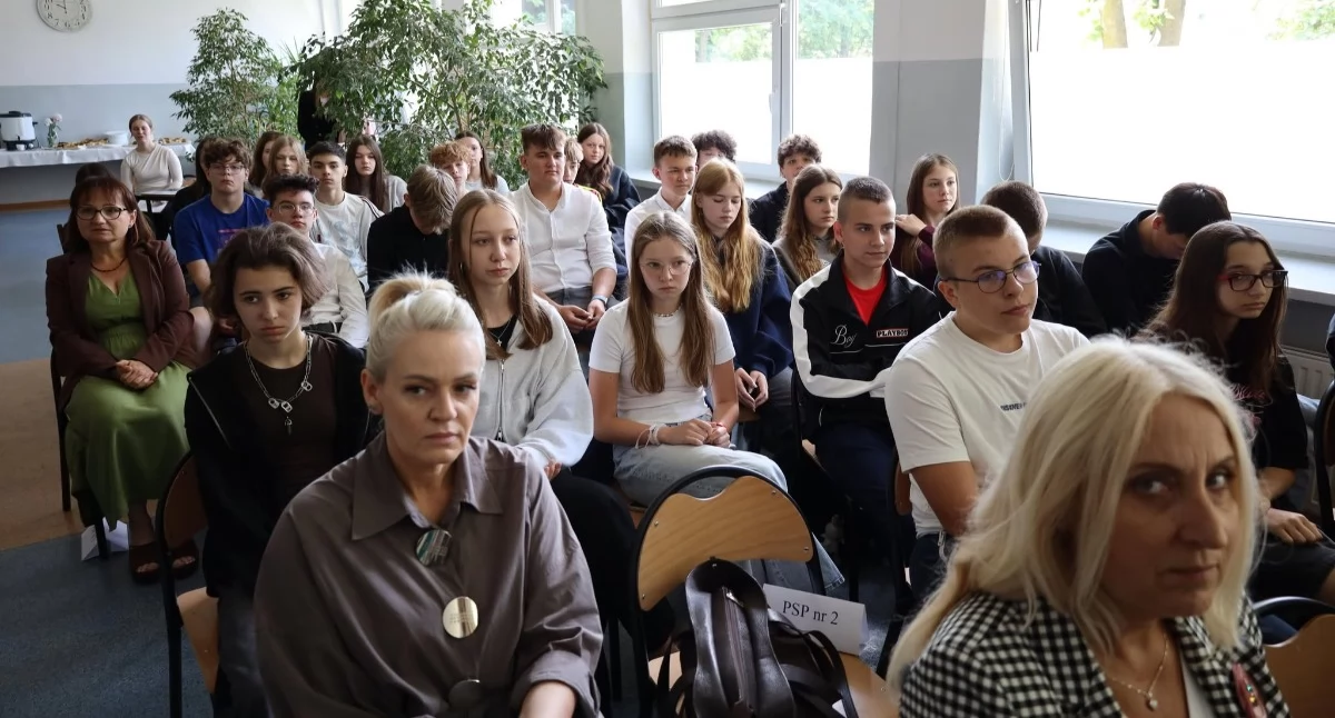 Na zdjęciu: W debacie udział wzięło prawie 100 uczniów i nauczycieli, fot. Facebook/Radomsko Miasto Otwarte