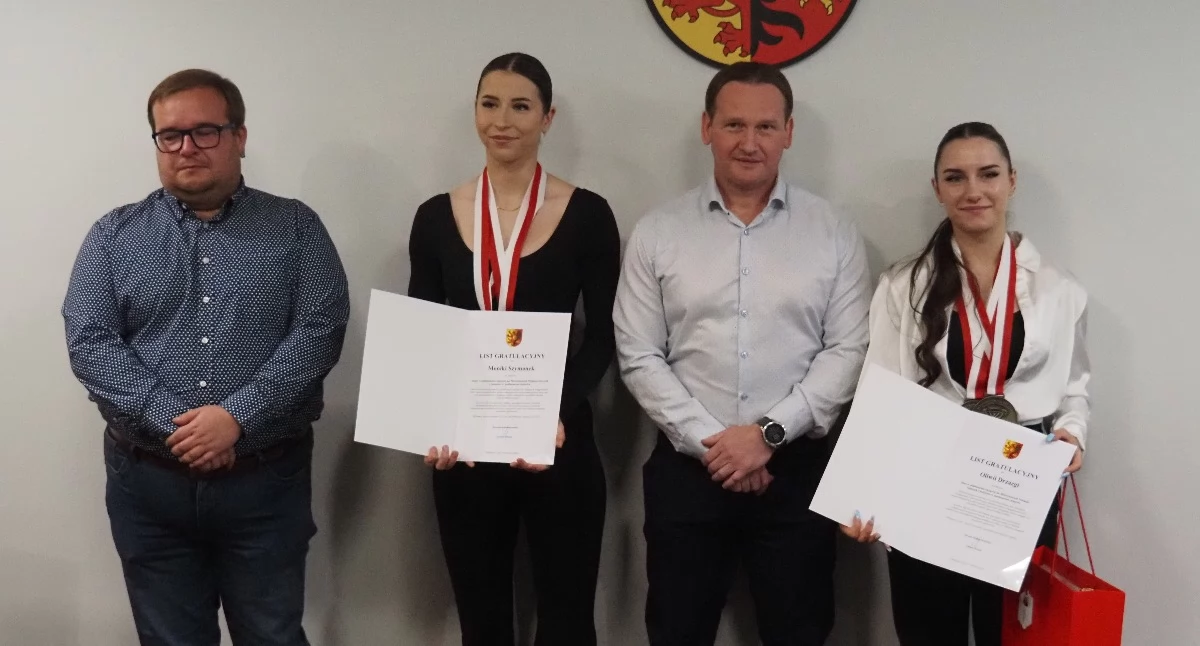 Na zdjęciu: Patryk Kamiński, Oliwia i Monika oraz trener na spotkaniu w starostwie