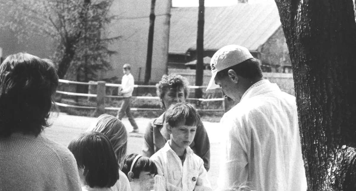 Na zdjęciu: W kolejce za watą cukrową, rok 1988