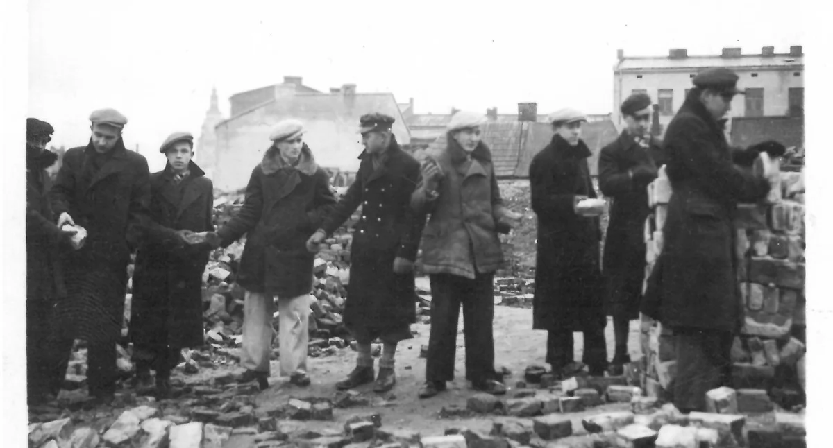 Na zdjęciu: Uczniowie uprzątający miasto, fot. zbiory muzeum