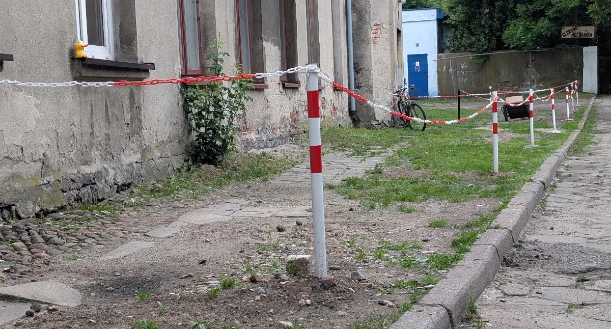 Na zdjęciu: Jedni mieszkańcy chcą parkować, inni spać