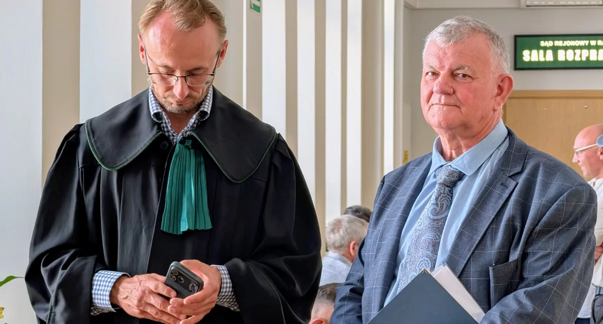 Na zdjęciu: Waldemar Zasada ze swoim obrońcą adwokatem Michałem Spólnickim w sądzie