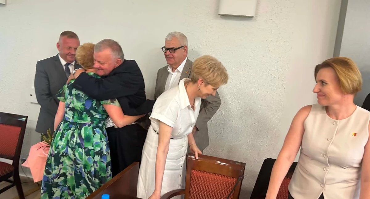 Na zdjęciu: Gratulacja dla skarbnik powiatu po głosowaniu nad absolutorium
