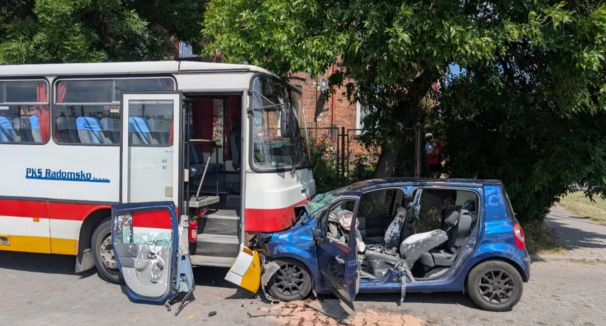 Na zdjęciu: Renault wbiło się pod autobus