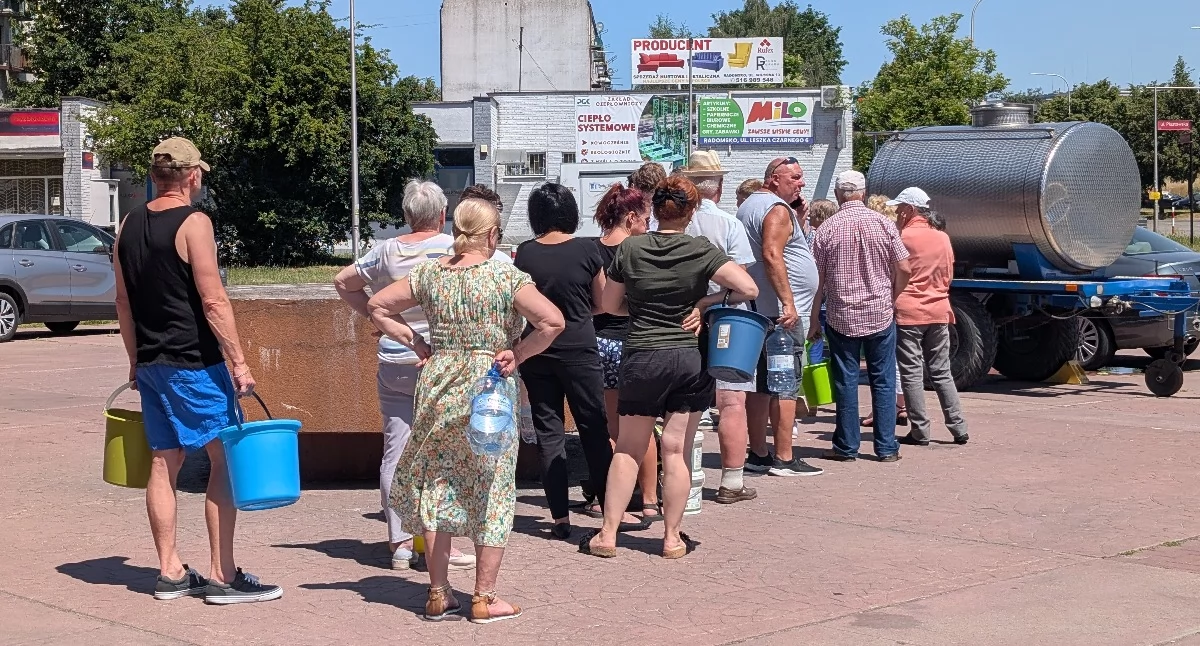 Na zdjęciu: Mieszkańcy osiedla Tysiąclecia w kolejce po wodę