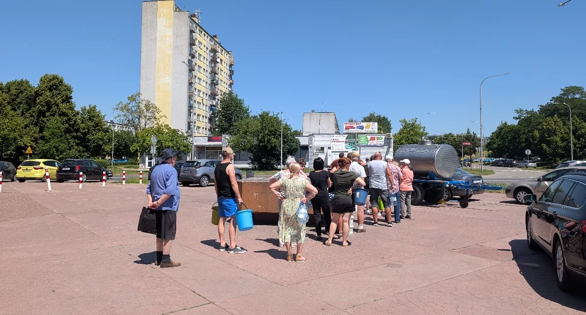 Na zdjęciu: Radomszczanie zaopatrywali się w wodę w kilku punktach 