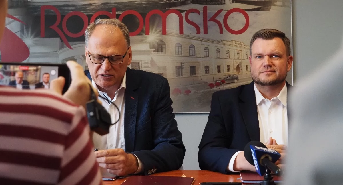 Na zdjęciu: Umowę na budowę podpisali Jarosław Ferenc i Bartosz Zimny