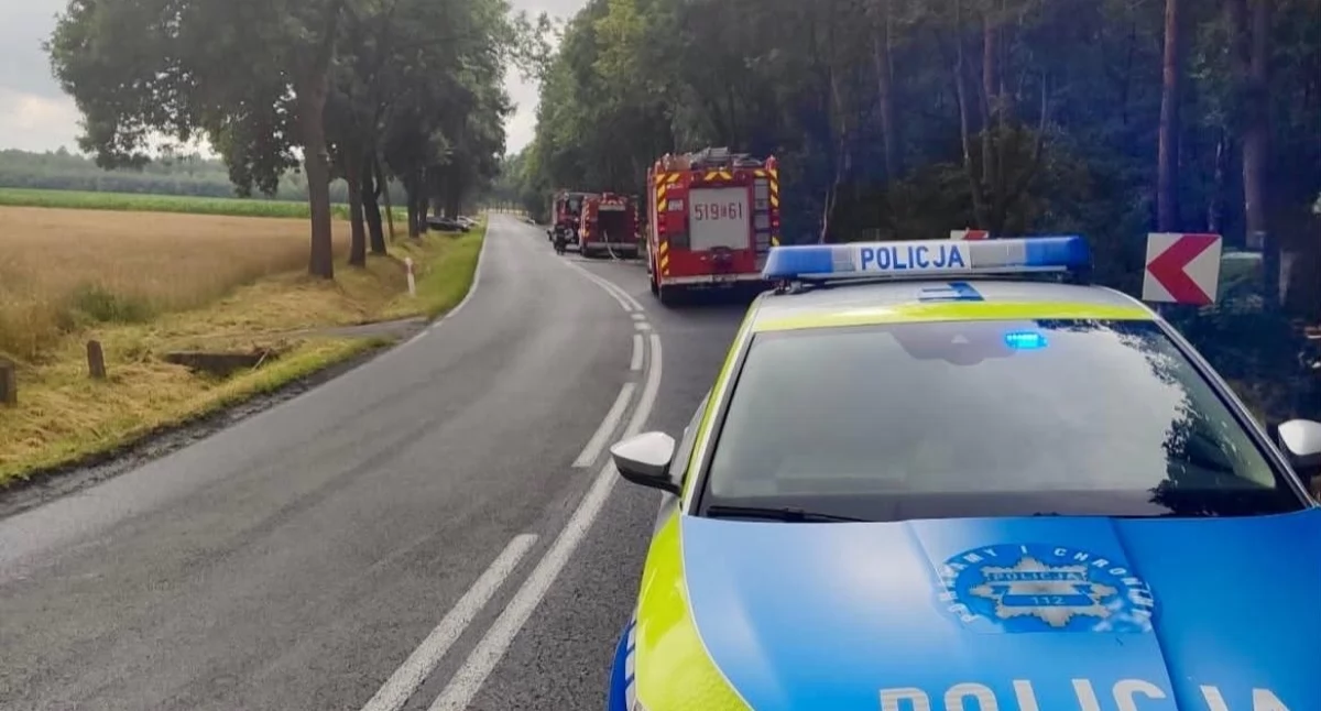 Wypadki drogowe, Kierowca wpadł poślizg dachował Wypadek drodze krajowej - zdjęcie, fotografia