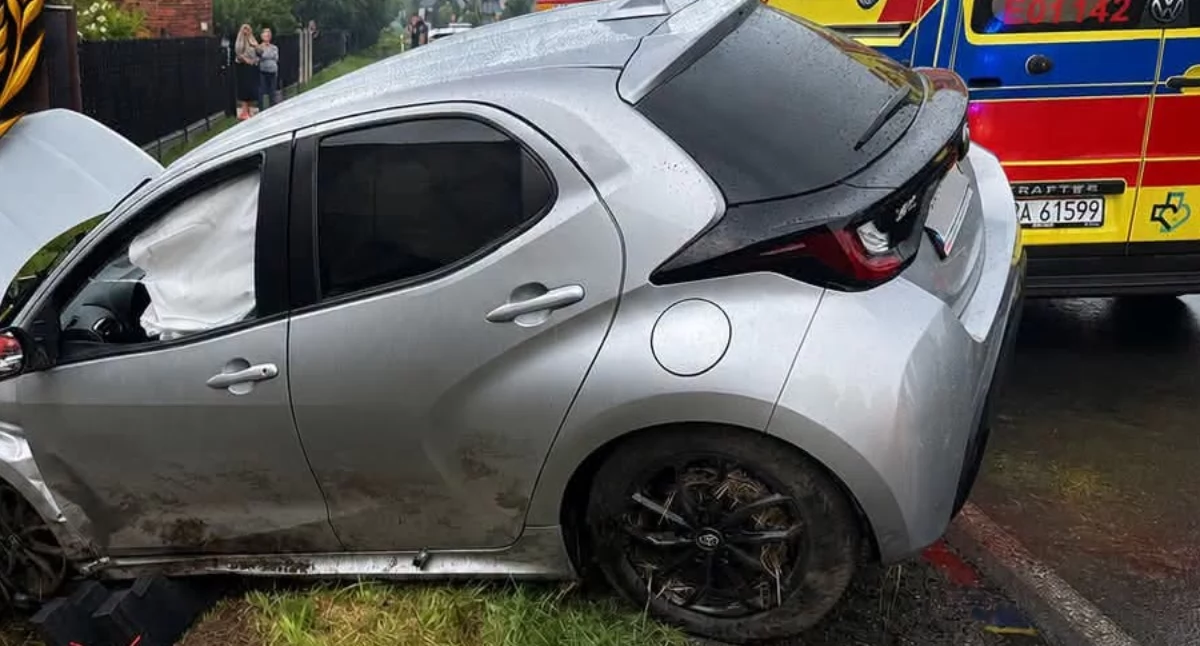 Na zdjęciu: Toyota wjechała do rowu, fot. Facebook OSP Kodrąb