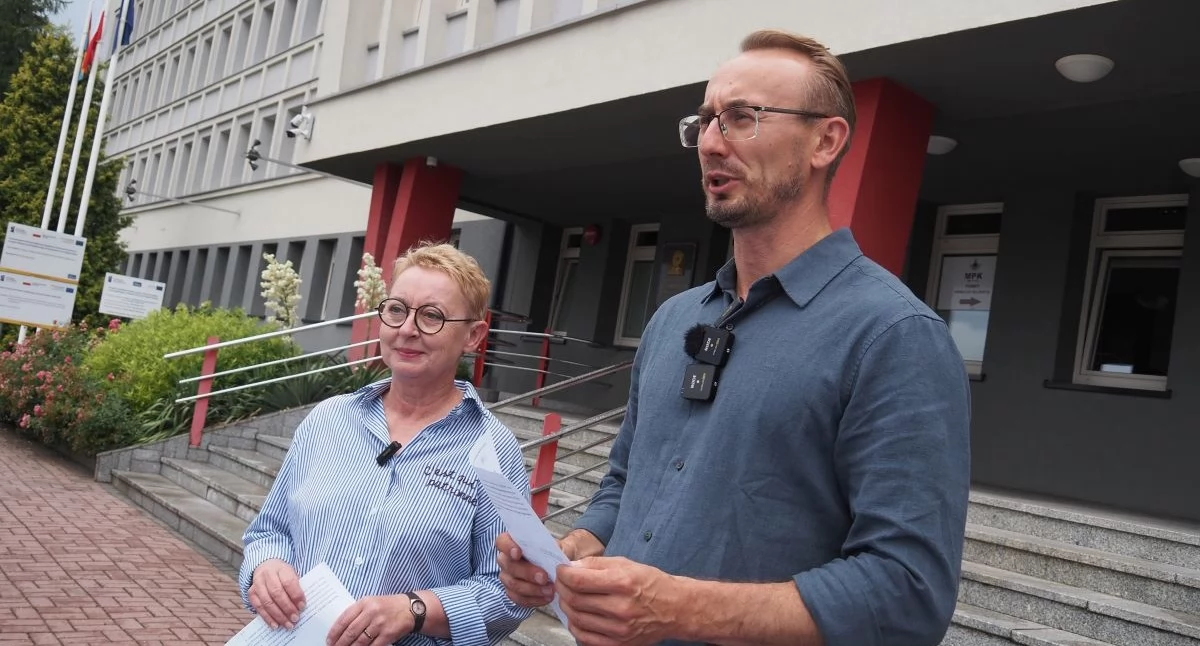 Na zdjęciu: Radni KO Wioletta Pal i Michał Spólnicki na konferencji przed UM
