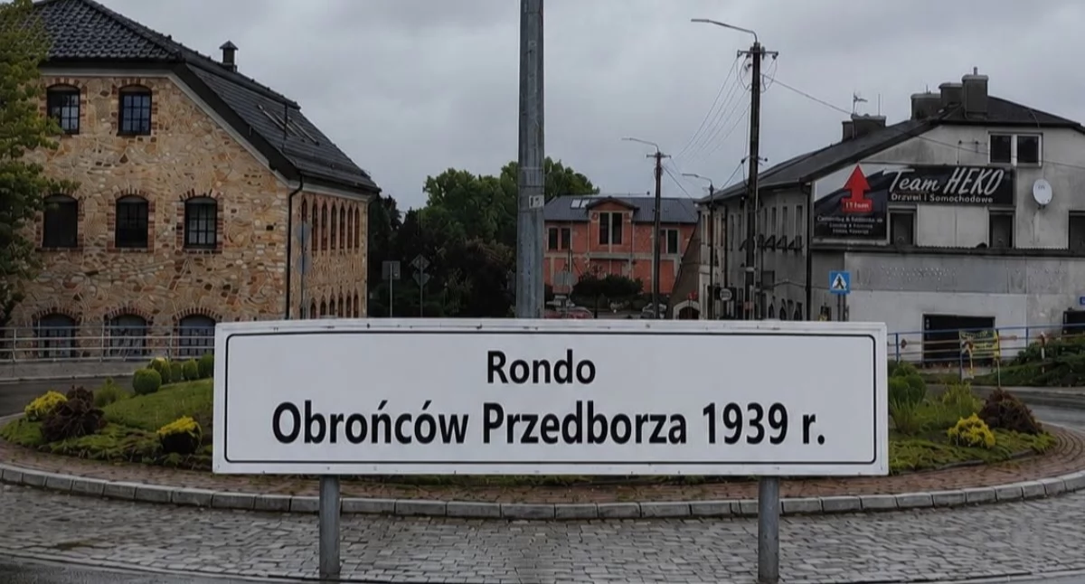 Na zdjęciu: Przedborzanin informuje, rondo nie zmieni nazwy, fot. Facebook/Paweł Zięba