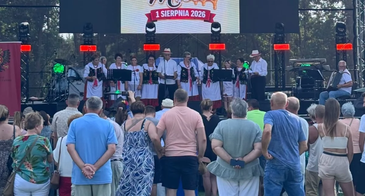 Na zdjęciu: Na scenie zaprezentowali się lokalni artyści, fot. Facebook/Powiat Radomszczański