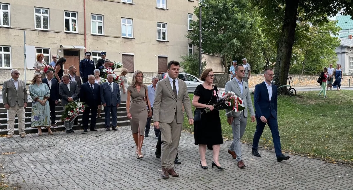 Na zdjęciu: Pod pomnikiem złożono kwiaty, fot. Facebook/Powiat Radomszczański