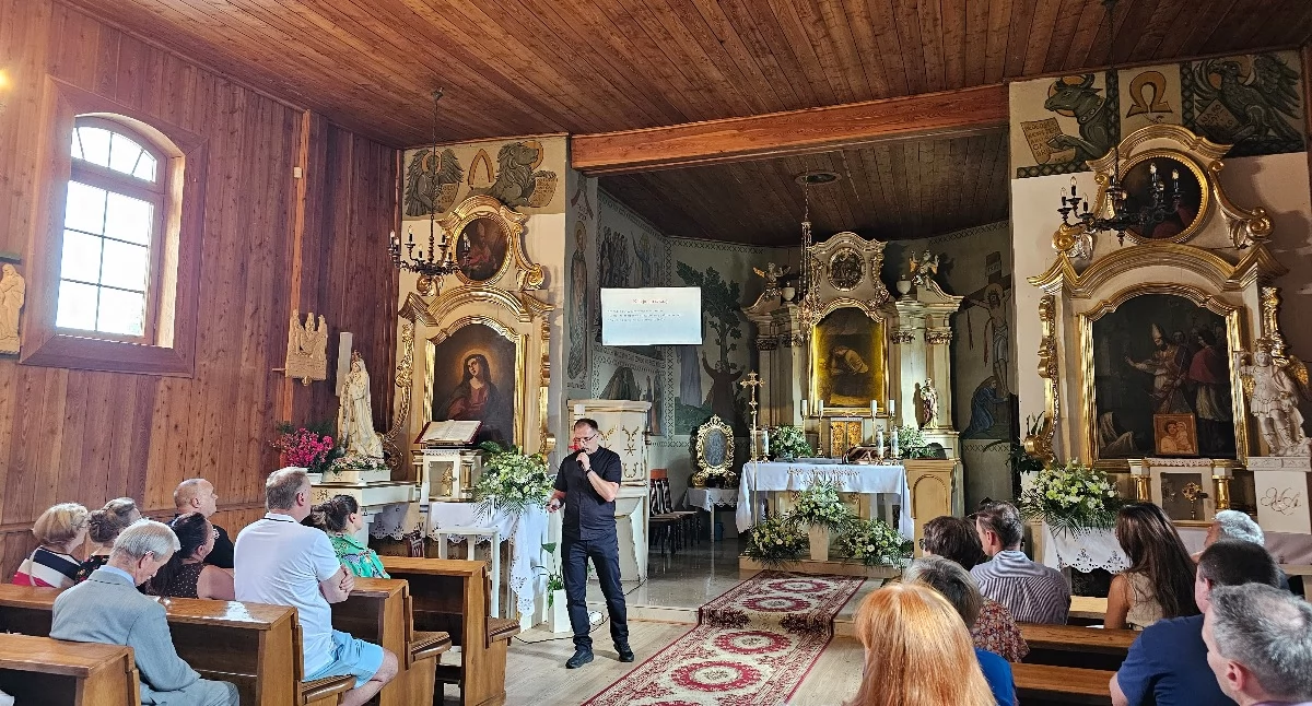 Na zdjęciu: Tomasz Nowak opowiedział o historii kościoła, fot. Andrzej Grochowalski