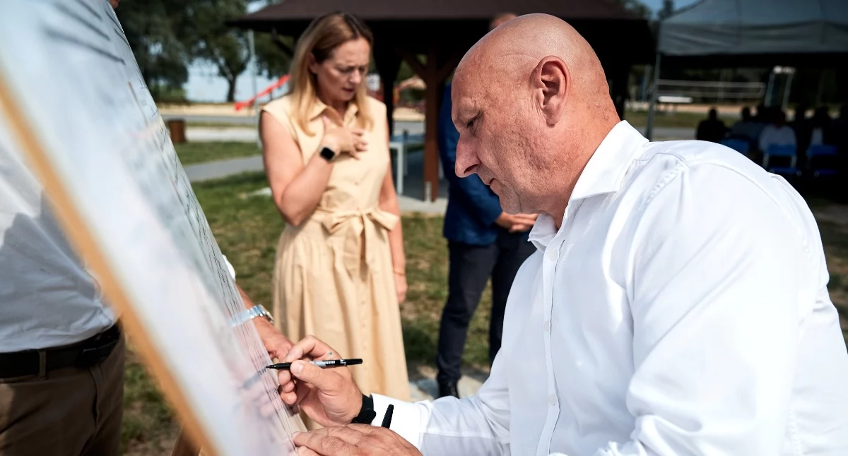 Na zdjęciu wójt gminy Radomsko Roman Radczyc, z tyłu marszałek Joanna Skrzydlewska