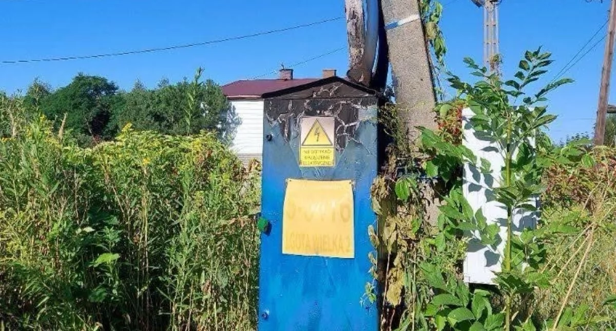 Na zdjęciu spalony transformator