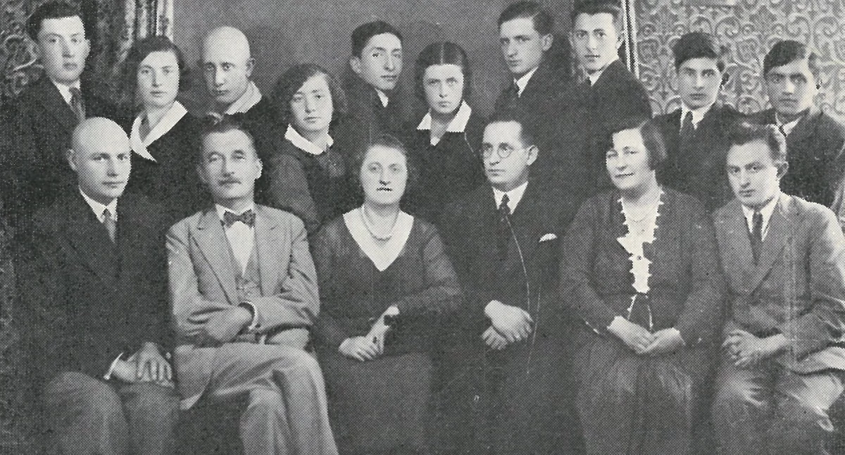 Absolwenci gimnazjum w 1932 r. Stoją (od prawej): J. Lichtensztajn, Horowicz, Mosze Gelberd, Mosze Hertman, Erna Rodel, Isashar Monski, NN, Ofman, Dowszyc, Dobrzyńska, Jakow Brocki. Nauczyciele: Prof. Izrael Bromberg, pani Groskop, prof. Poliszuk (dyrektor gimnazjum), pani Poliszuk,prof. Wabu, prof. Anzelhaim