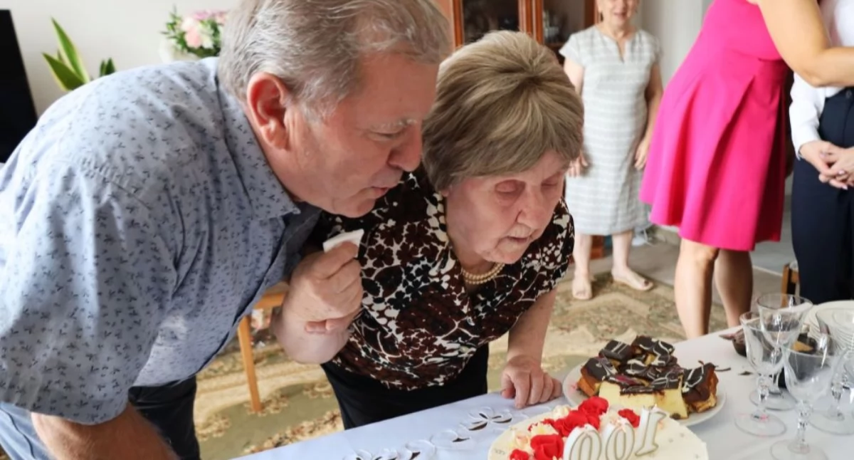 Na zdjęciu stulatka Marianna Knapik