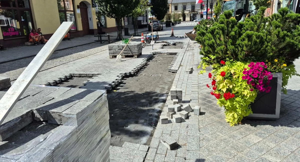 Na zdjęciu: Nie da się przejechać odcinkiem ul. Reymonta od budynku poczty do skrzyżowania z ul. Żeromskiego