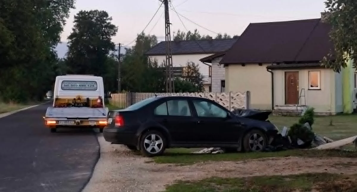 Na zdjęciu: VW uderzył w ogrodzenie