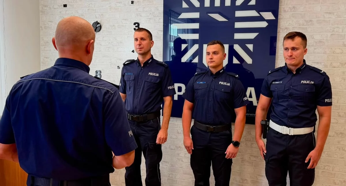 Na zdjęciu: Awanse wręczył komendant, fot. KPP Radomsko