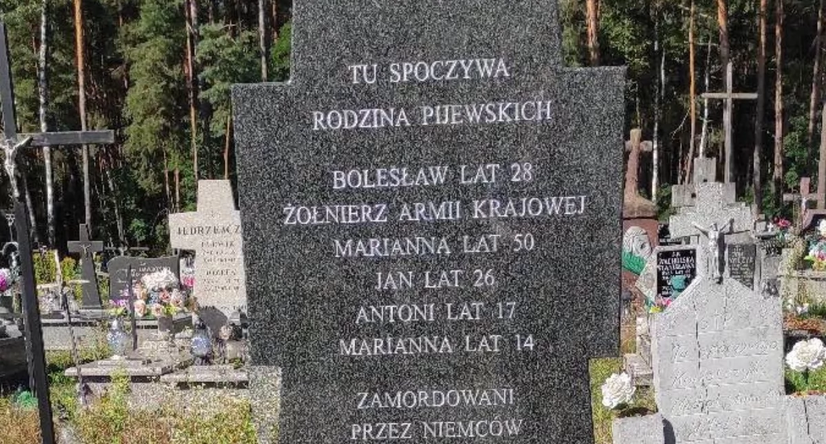 Na zdjęciu: Nowy grobowiec Pijewskich w Żeleźnicy, fot. Facebook/Muzeum Ludowe w Przedborzu