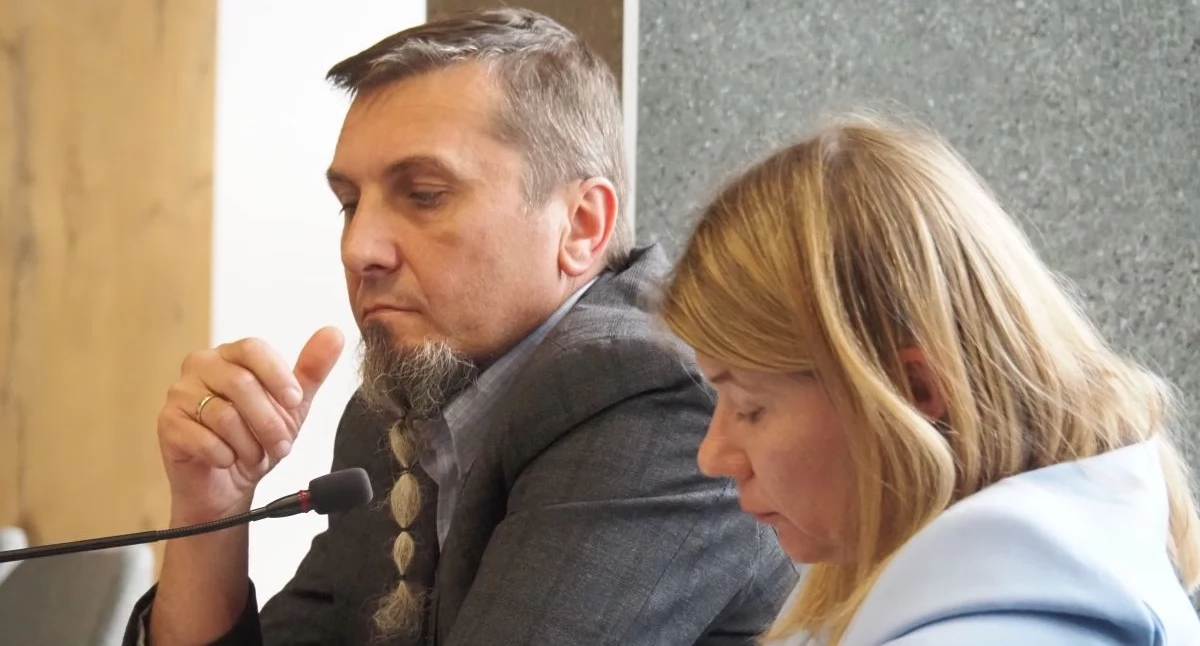 Na zdjęciu Cezary Maliszewski z Instytutu Rozwoju Miast i Regionów oraz Magdalena Kwarta, kierowniczka referatu planowania przestrzennego 