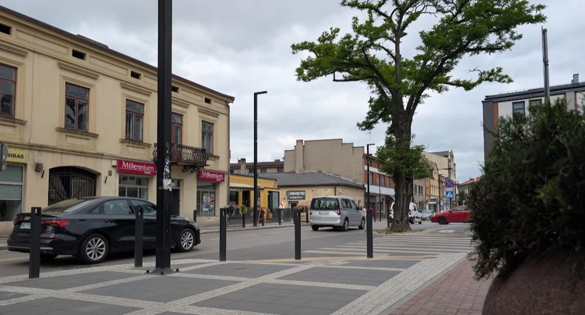 Na zdjęciu: Co ten AI nawymyślał o centrum Radomska... Czytać się tego nie da