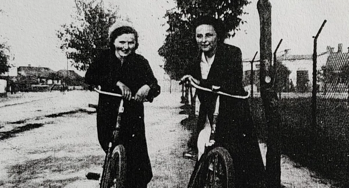 Na zdjęciu: Wanda Plewińska i Danuta Molska na rowerowej wycieczce