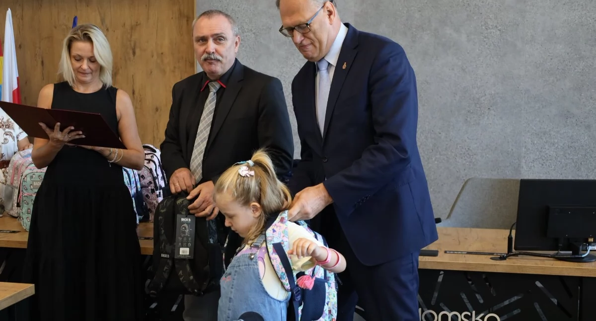 Na zdjęciu: Prezydent wręczał dzieciom tornistry, fot. Facebook/Radomsko Miasto Otwarte