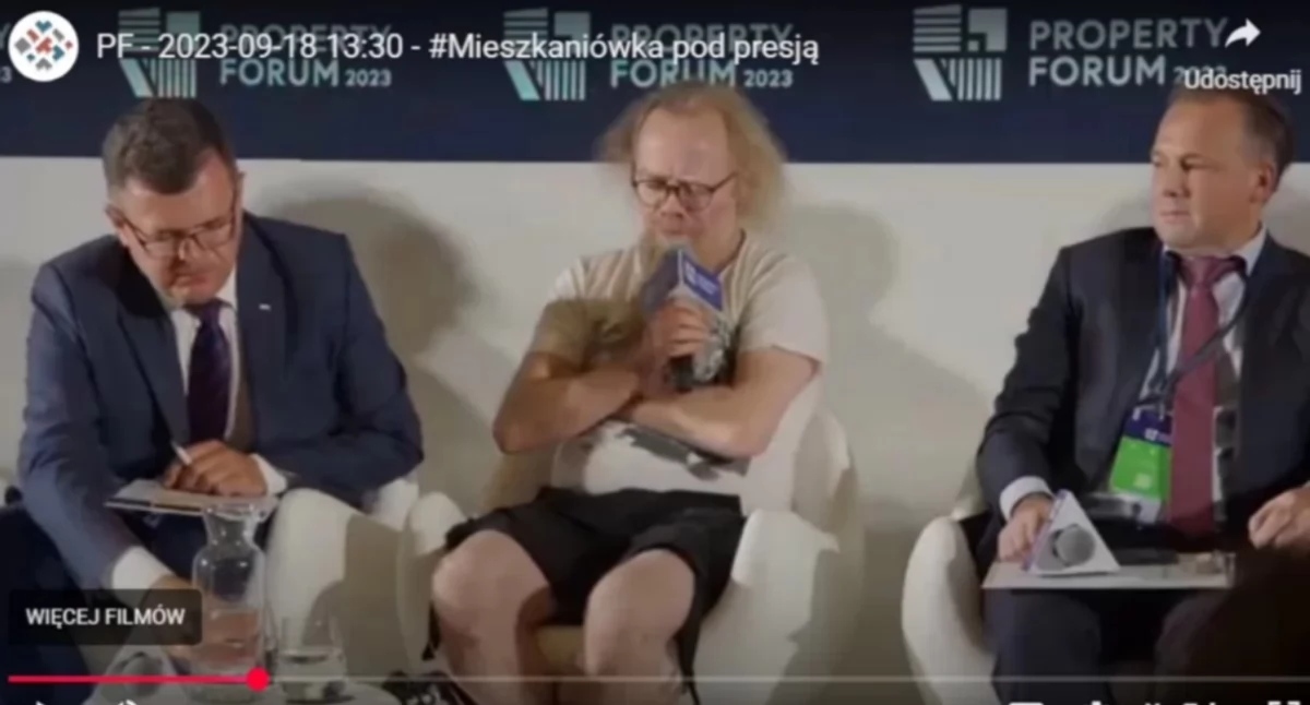 Na zdjęciu Michał Sapota (w środku) na forum deweloperów