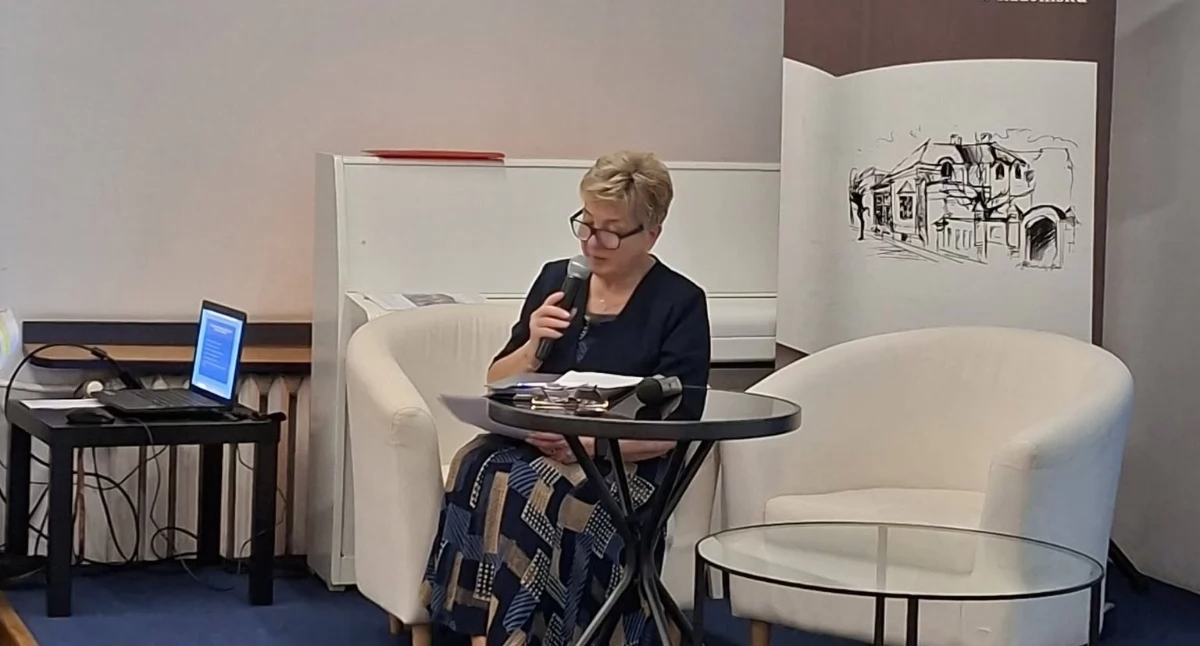 Na zdjęciu Anna Kapuściarek, prezes UTW Wiem Więcej,fot. Facebook/MiejskaBibliotekaPubliczna
