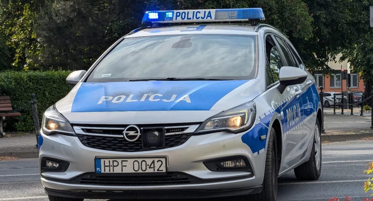 Na zdjęciu: Policjanci weszli do domu, fot. ilustracyjne