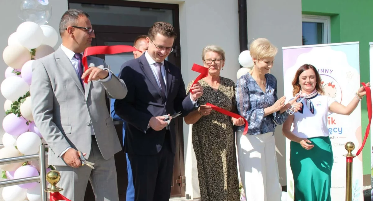 Na zdjęciu: Przecięto symboliczną wstęgę