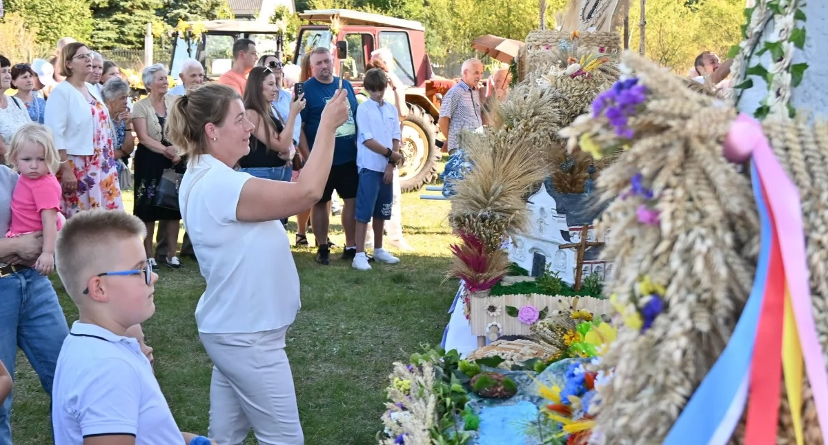 Na zdjęciu: Na placu dożynkowym sporo działo się także poza sceną, fot. Facebook/Powiat Radomszczański