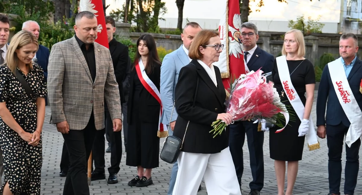 Na zdjęciu: Po mszy złożono kwiaty, fot. Facebook/Powiat Radomszczański