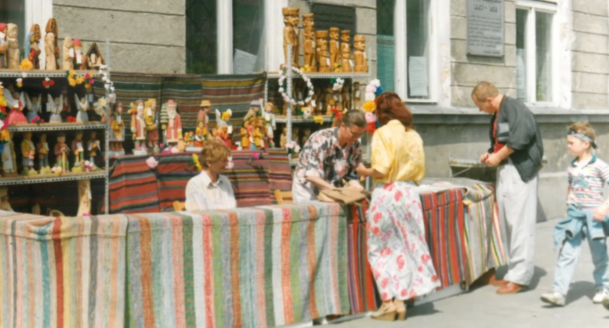Na zdjęciu: Kiermasz przed muzeum. Dni Radomska, rok 1996