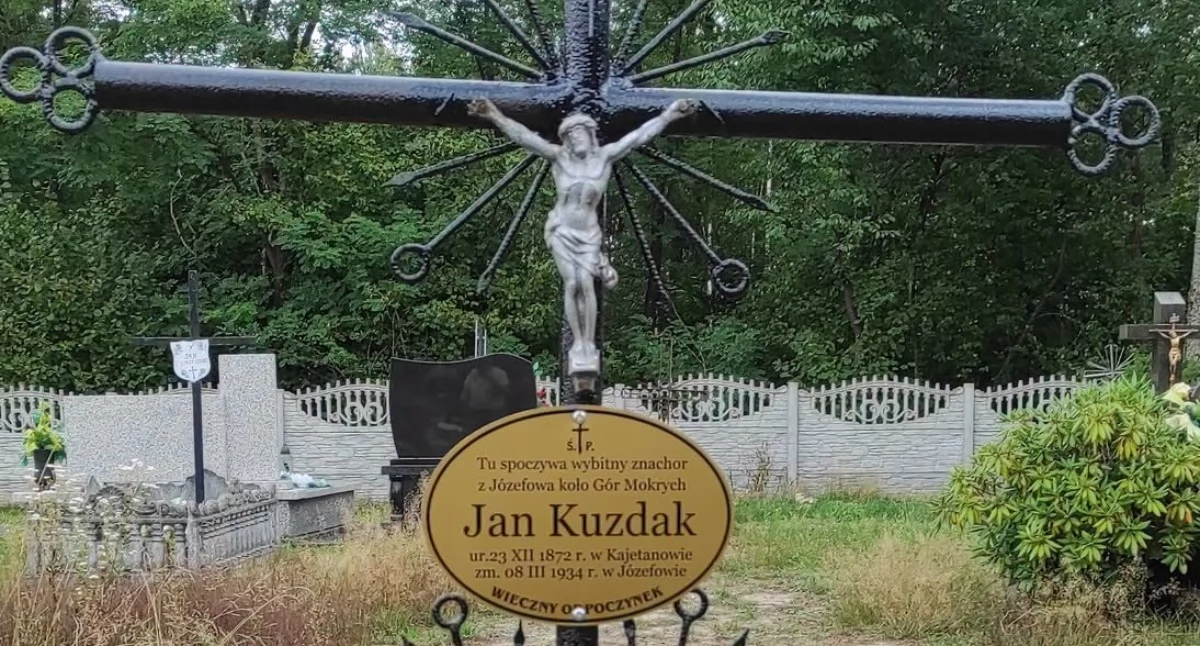 Na zdjęciu: Odnowiono krzyż na grobie Jana Kuzdaka