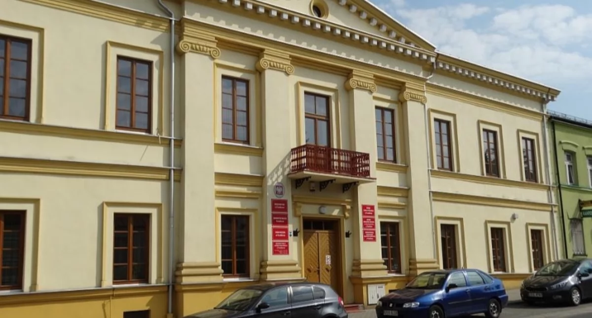 Na zdjęciu urząd miasta w Przedborzu